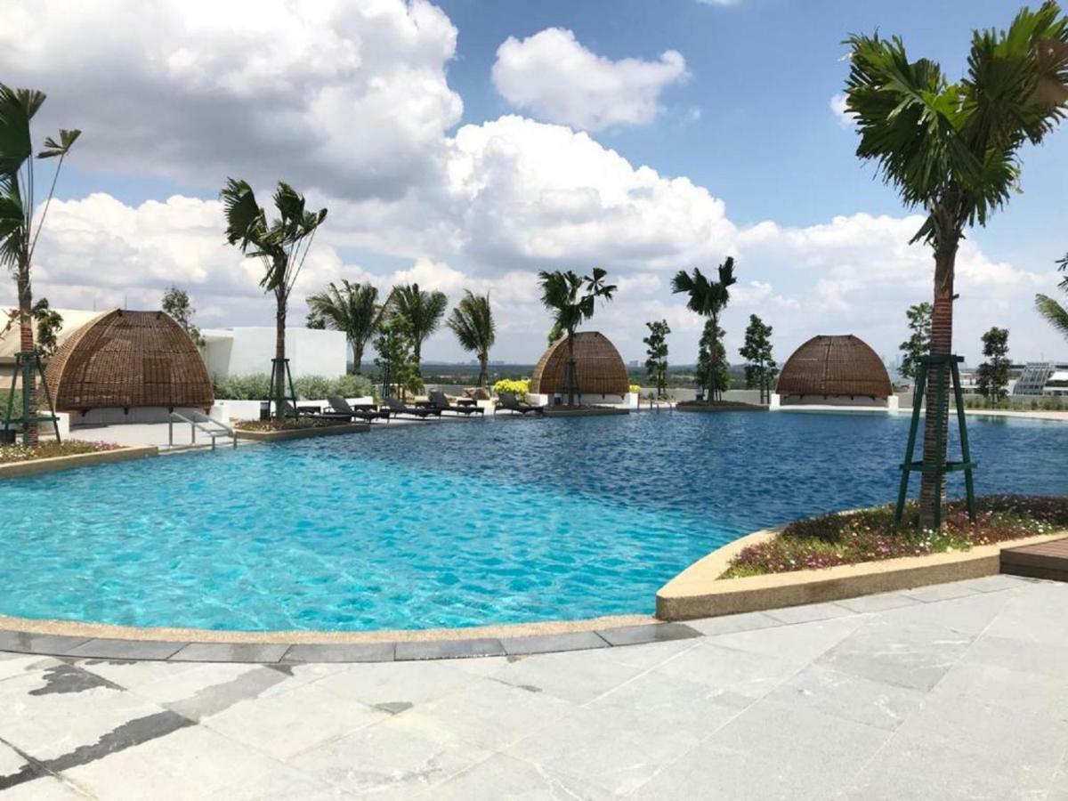 Almas Suites Puteri Harbour Nusajaya  Bagian luar foto